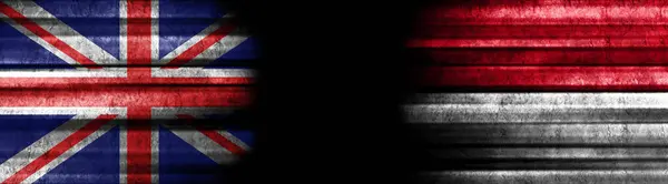 Siyah Arkaplanda Birleşik Krallık Monako Bayrakları — Stok fotoğraf