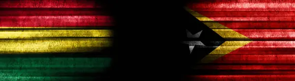 Σημαίες Της Βολιβίας Και Του Ανατολικού Τιμόρ Μαύρο Φόντο — Φωτογραφία Αρχείου