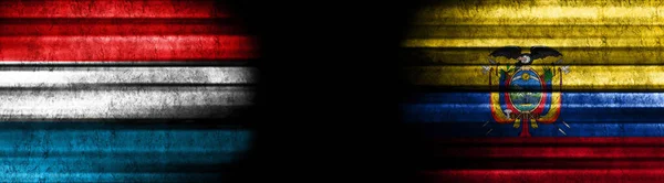 ブラックバックグラウンドのルクセンブルクとエクアドルの旗 — ストック写真