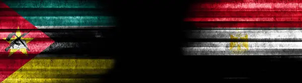 Mosambik Und Ägypten Flaggen Auf Schwarzem Hintergrund — Stockfoto