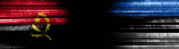 安哥拉和爱沙尼亚黑色背景旗 — 图库照片