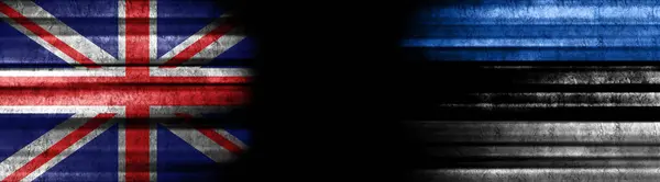 イギリスとエストニアの旗 黒い背景 — ストック写真