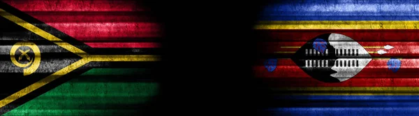 ブラックバックグラウンドのバヌアツとエスワティーニの旗 — ストック写真