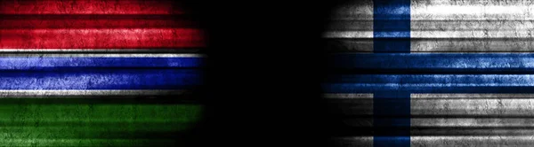 黒い背景のガンビアとフィンランドの旗 — ストック写真