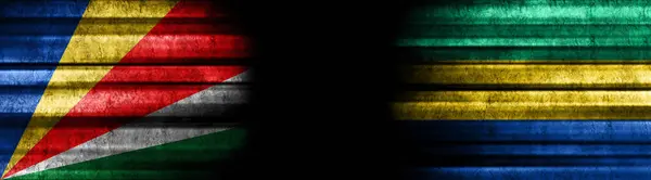 ブラックバックグラウンドのセイシェルとガボンの旗 — ストック写真
