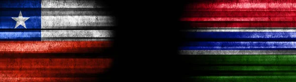 黒い背景にチリとガンビアの旗 — ストック写真