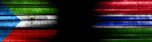 赤道ギニアとガンビア 黒い背景の旗 — ストック写真