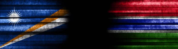 Marshallinseln Und Gambia Flaggen Auf Schwarzem Hintergrund — Stockfoto