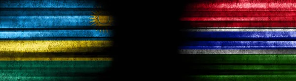 ルワンダとガンビア 黒い背景の旗 — ストック写真