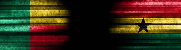 ブラックバックグラウンドのベニンとガーナの旗 — ストック写真