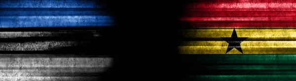 Flaggen Estlands Und Ghanas Auf Schwarzem Hintergrund — Stockfoto