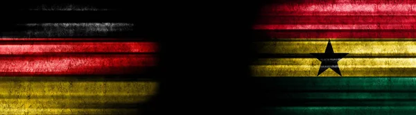 ブラックバックグラウンドのドイツとガーナの旗 — ストック写真