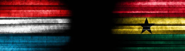 Luxemburg Und Ghana Flaggen Auf Schwarzem Hintergrund — Stockfoto