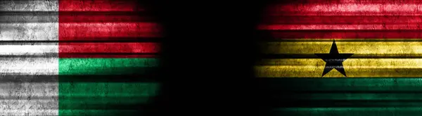 Madagaskar Und Ghana Fahnen Auf Schwarzem Hintergrund — Stockfoto