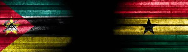 Mosambik Und Ghana Flaggen Auf Schwarzem Hintergrund — Stockfoto