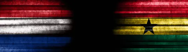 Flaggen Der Niederlande Und Ghana Auf Schwarzem Hintergrund — Stockfoto