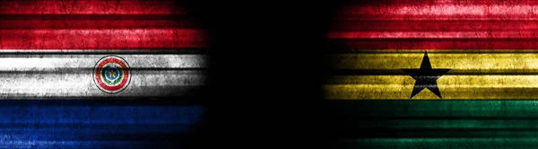 Flaggen Paraguays Und Ghanas Auf Schwarzem Hintergrund — Stockfoto