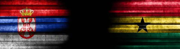 Flaggen Serbiens Und Ghanas Auf Schwarzem Hintergrund — Stockfoto
