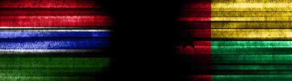 ガンビアとギニア ビサウ 黒い背景の旗 — ストック写真