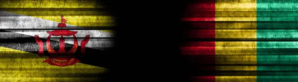 ブラックバックグラウンドのブルネイとギニアの旗 — ストック写真