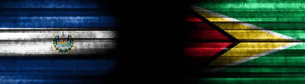 エルサルバドルとガイアナ 黒い背景の旗 — ストック写真