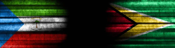 赤道ギニアとガイアナ 黒い背景の旗 — ストック写真