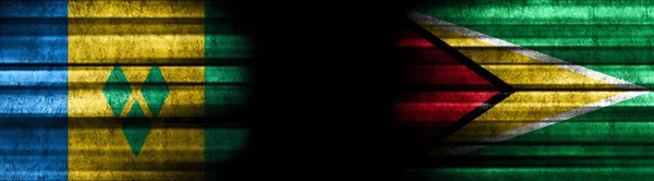 セントビンセントとグレナディーンとガイアナの旗 ブラックバックグラウンド — ストック写真