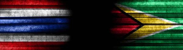 タイとガイアナ 黒い背景の旗 — ストック写真