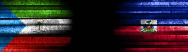 Flagi Gwinei Równikowej Haiti Czarnym Tle — Zdjęcie stockowe