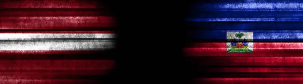 ブラックバックグラウンドのラトビアとハイチの旗 — ストック写真