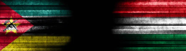 Mosambik Und Ungarn Fahnen Auf Schwarzem Hintergrund — Stockfoto