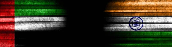 Flaggen Der Vereinigten Arabischen Emirate Und Indiens Auf Schwarzem Hintergrund — Stockfoto