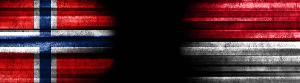 ノルウェーとインドネシアの黒い背景の旗 — ストック写真