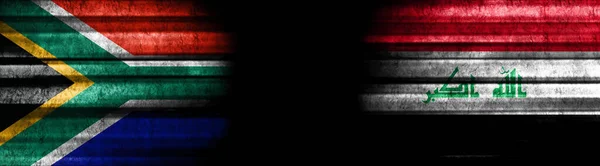 南アフリカとイラクの旗 黒い背景 — ストック写真