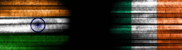 黒い背景にインドとアイルランドの旗 — ストック写真