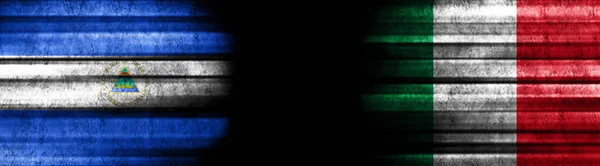 Nicaragua Italië Vlaggen Zwarte Achtergrond — Stockfoto