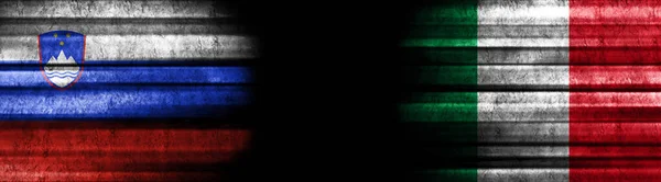Slovenië Italië Vlaggen Zwarte Achtergrond — Stockfoto
