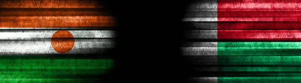 Σημαίες Του Νίγηρα Και Της Μαδαγασκάρης Μαύρο Φόντο — Φωτογραφία Αρχείου