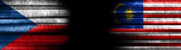 Σημαίες Της Τσεχικής Δημοκρατίας Και Της Μαλαισίας Μαύρο Φόντο — Φωτογραφία Αρχείου
