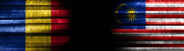 Rumänien Och Malaysia Flaggor Svart Bakgrund — Stockfoto