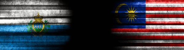 San Marino Och Malaysia Flaggor Svart Bakgrund — Stockfoto