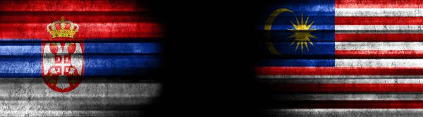 Flaggen Serbiens Und Malaysias Auf Schwarzem Hintergrund — Stockfoto