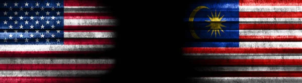 Σημαίες Των Ηνωμένων Πολιτειών Και Της Μαλαισίας Μαύρο Φόντο — Φωτογραφία Αρχείου