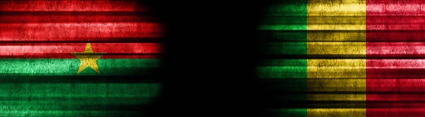 ブラックバックグラウンドのブルキナファソとマリの旗 — ストック写真