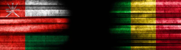 Флаги Омана Мали Чёрном Фоне — стоковое фото