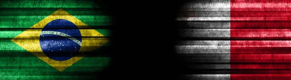 ブラジルとマルタの旗 黒い背景 — ストック写真