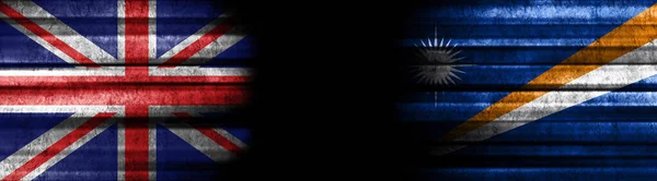 联合王国和马绍尔群岛黑色背景旗 — 图库照片