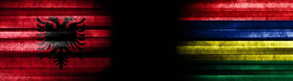 Flagi Albanii Mauritiusu Czarnym Tle — Zdjęcie stockowe