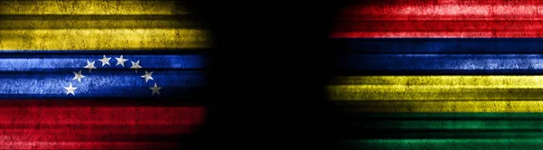 ベネズエラとモーリシャス 黒い背景の旗 — ストック写真