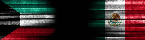 黒い背景のクウェートとメキシコの旗 — ストック写真